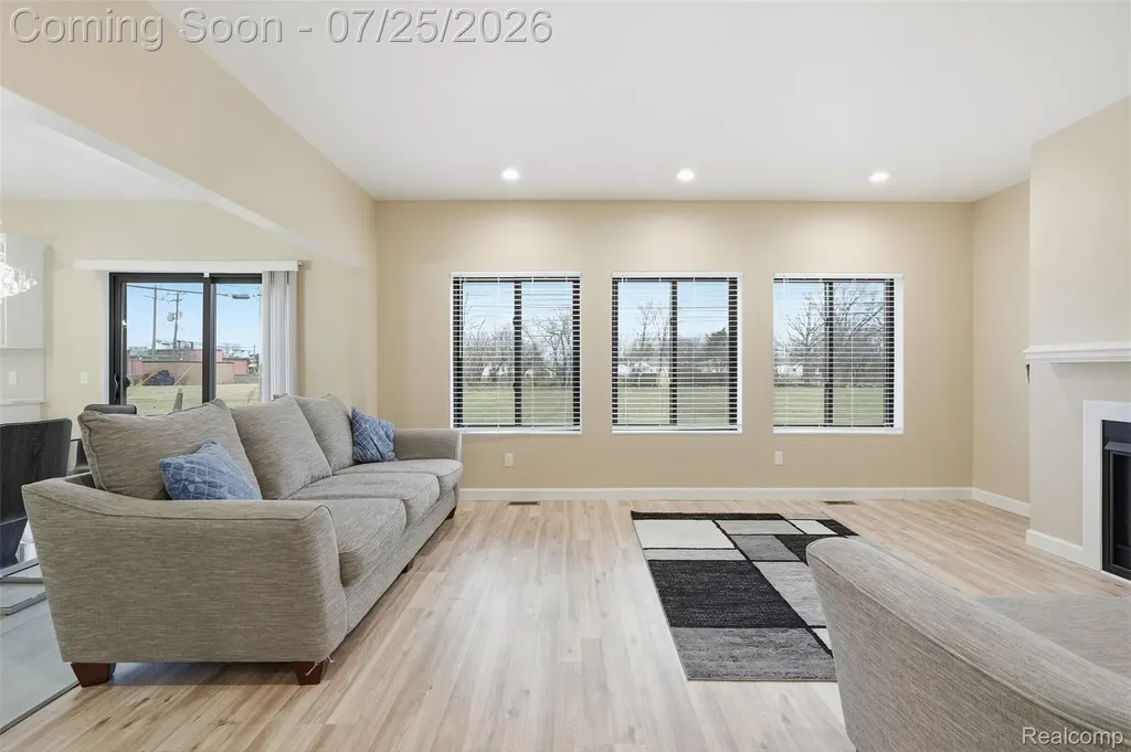 8117 Vermont Avenue Warren City MI 48093