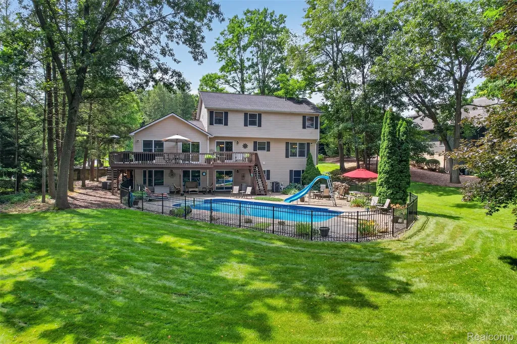 7665 Towering Pines Drive Hamburg Township MI 48116