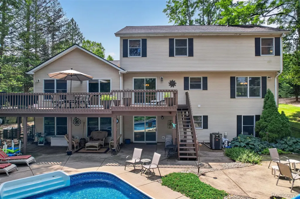 7665 Towering Pines Drive Hamburg Township MI 48116