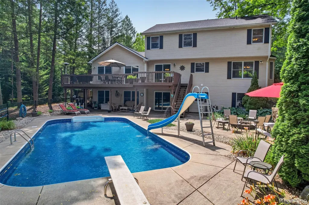 7665 Towering Pines Drive Hamburg Township MI 48116