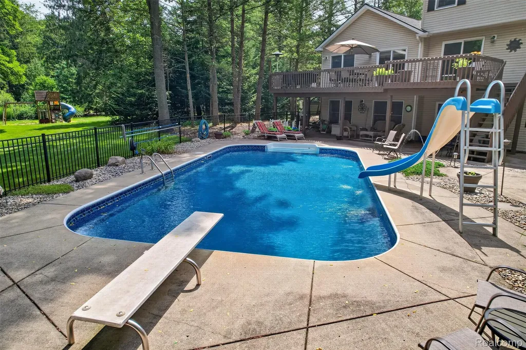 7665 Towering Pines Drive Hamburg Township MI 48116