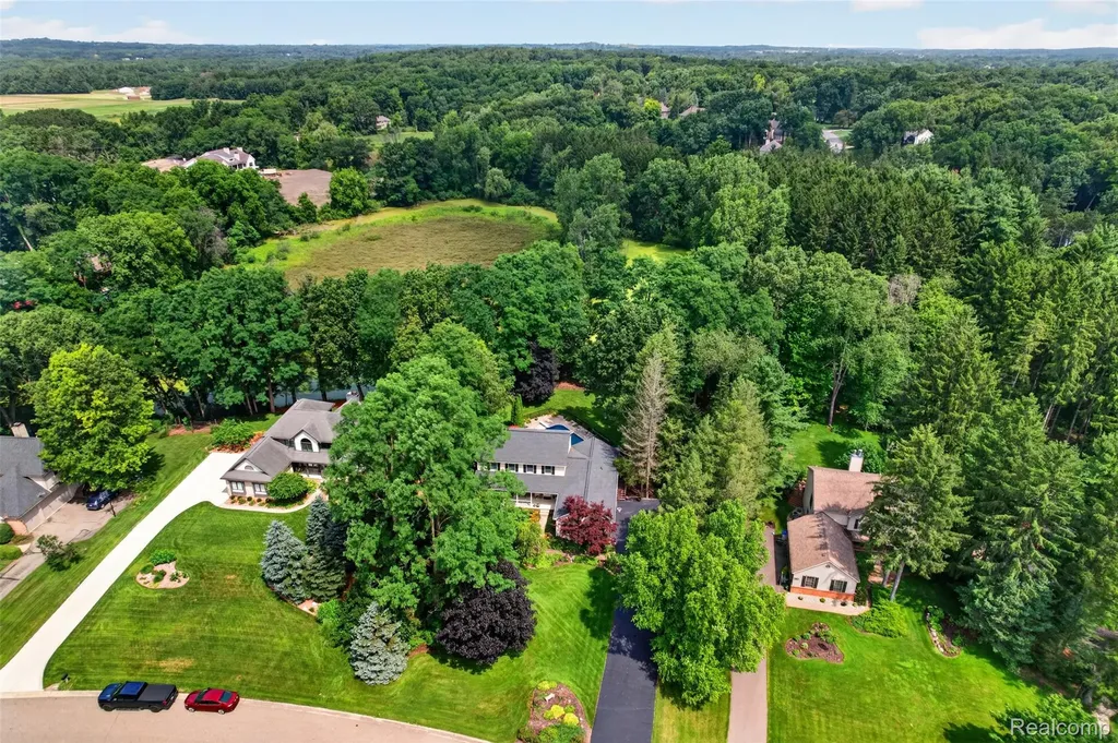 7665 Towering Pines Drive Hamburg Township MI 48116