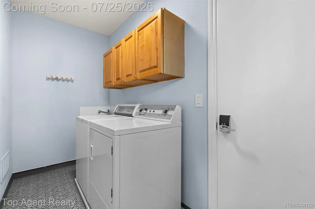 5963 Cliffside Drive Troy City MI 48085