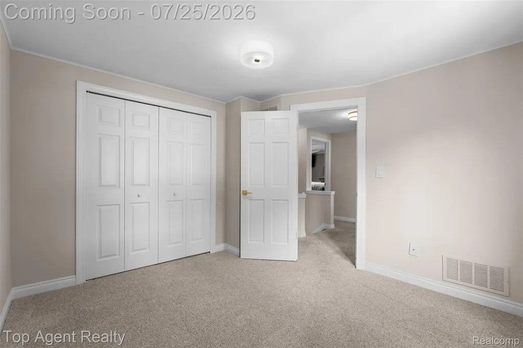 5963 Cliffside Drive Troy City MI 48085