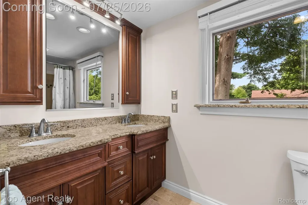 5963 Cliffside Drive Troy City MI 48085