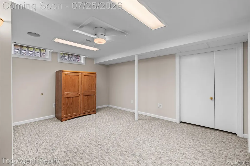 5963 Cliffside Drive Troy City MI 48085