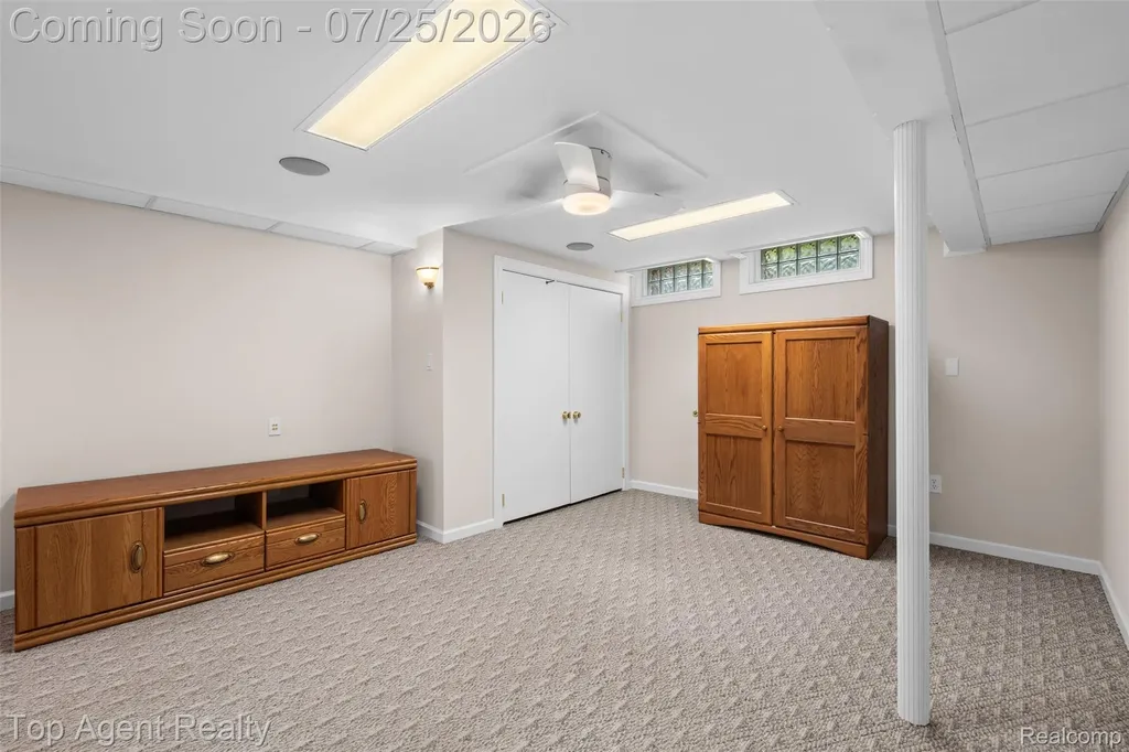 5963 Cliffside Drive Troy City MI 48085