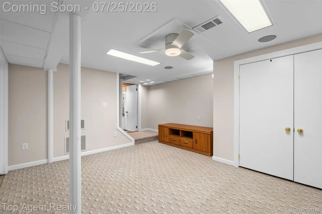 5963 Cliffside Drive Troy City MI 48085