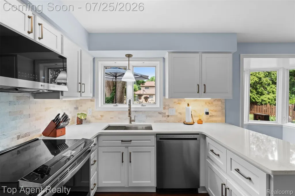 5963 Cliffside Drive Troy City MI 48085