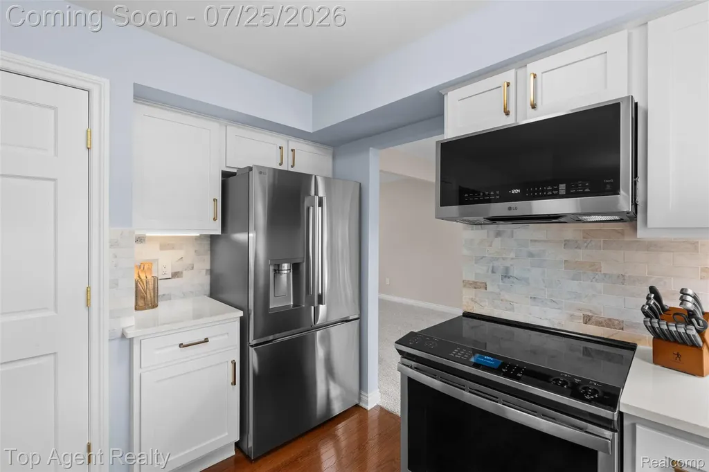 5963 Cliffside Drive Troy City MI 48085