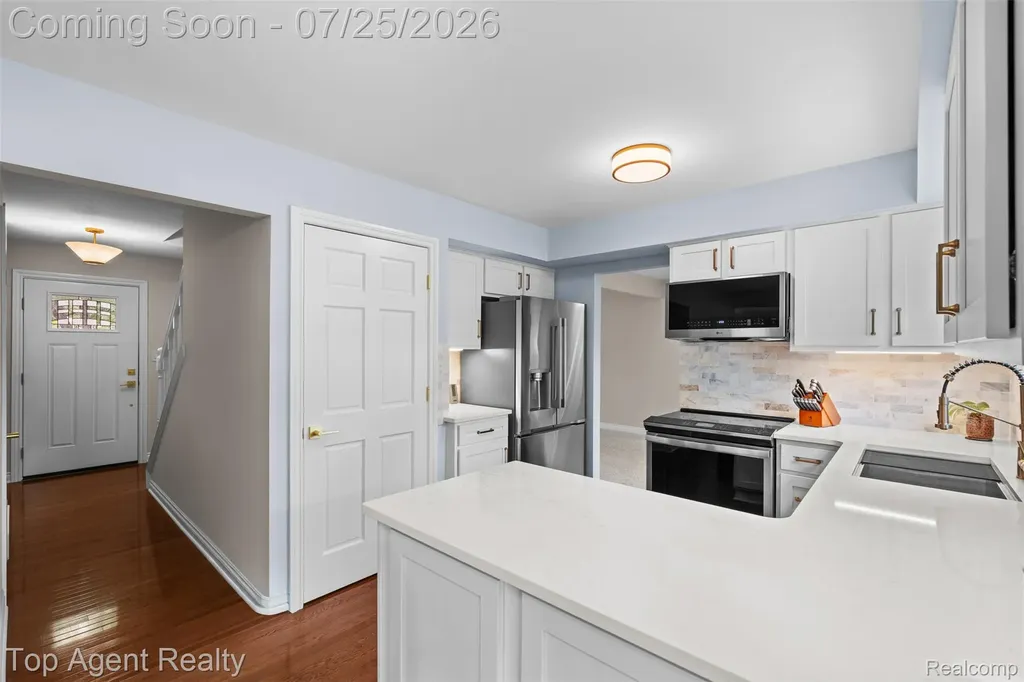 5963 Cliffside Drive Troy City MI 48085