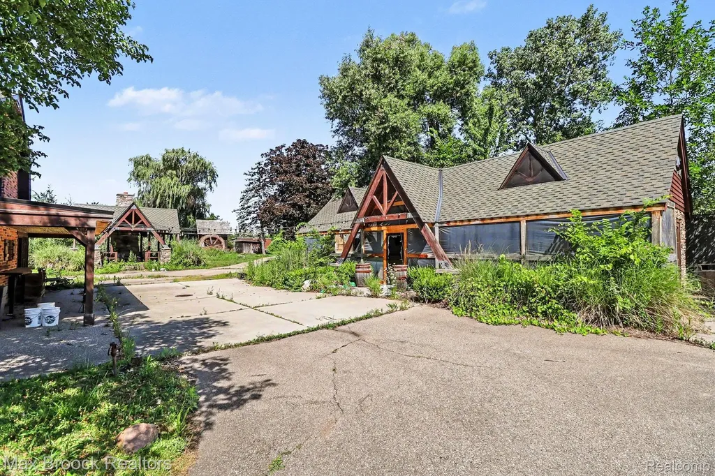 5501 Houghten Drive Troy City MI 48098