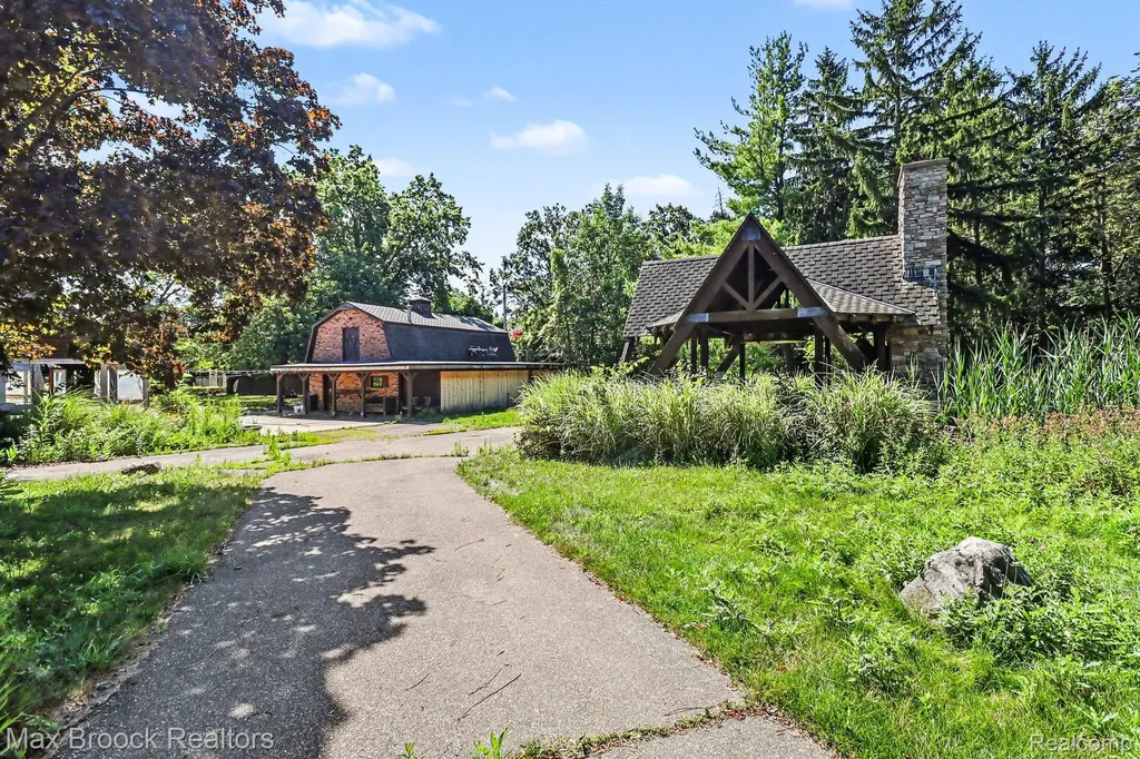 5501 Houghten Drive Troy City MI 48098