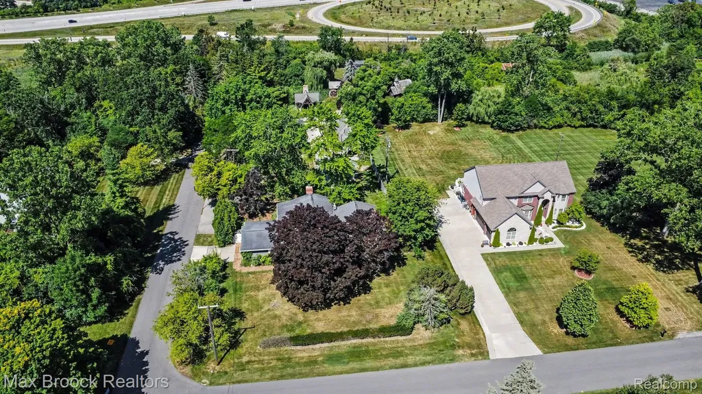5501 Houghten Drive Troy City MI 48098