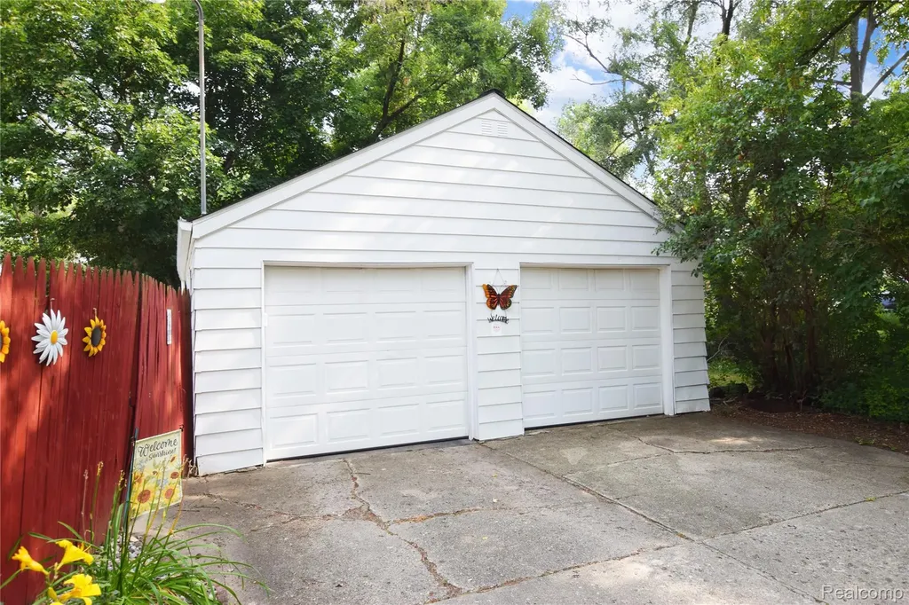 949 Barney Avenue Flint City MI 48503