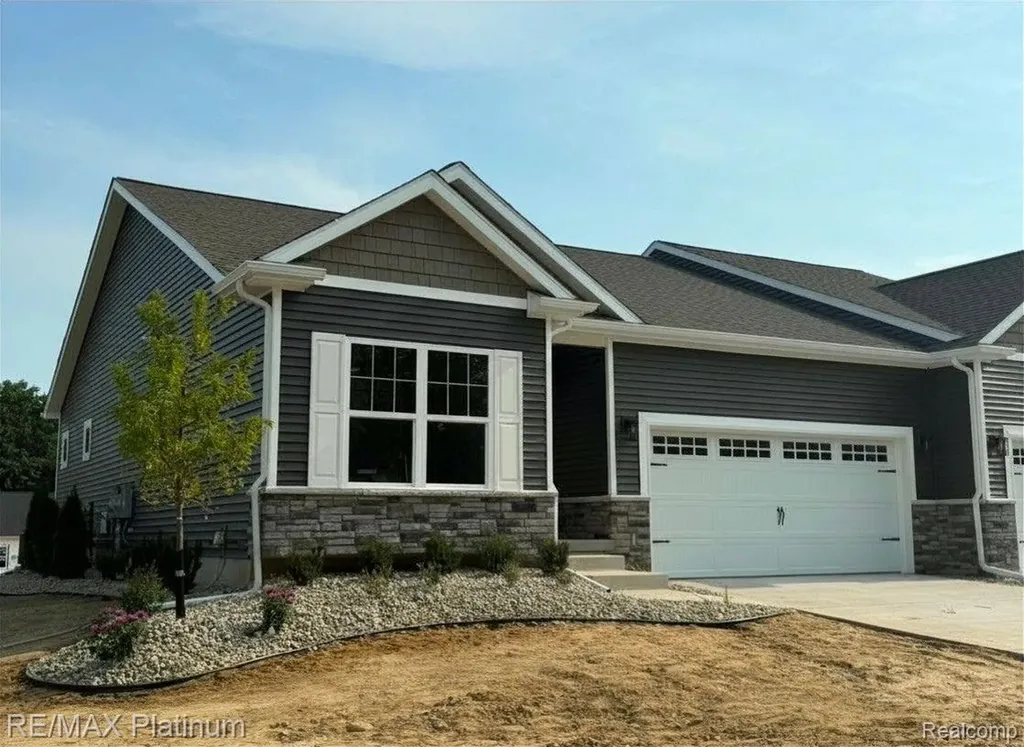 850 Oakwood Circle Fenton City MI 48430