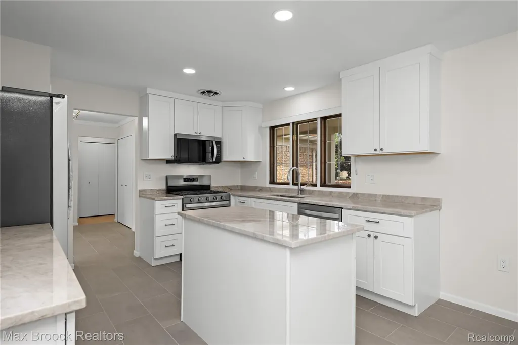 28977 Lake Park Dr. Drive Farmington Hills City MI 48331