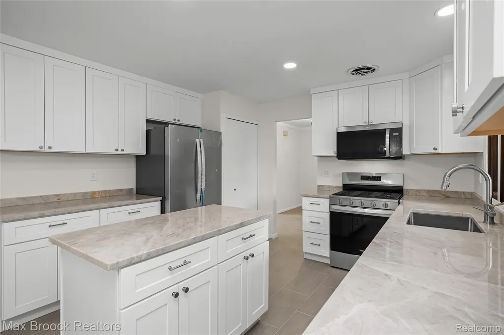 28977 Lake Park Dr. Drive Farmington Hills City MI 48331