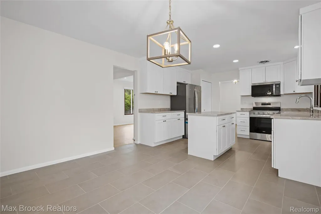 28977 Lake Park Dr. Drive Farmington Hills City MI 48331