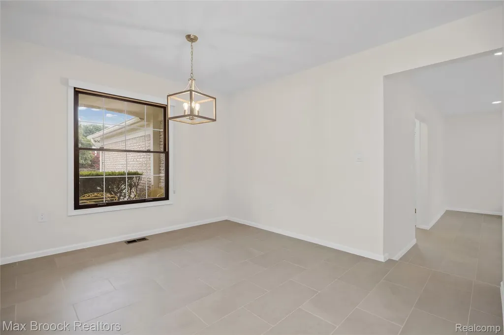 28977 Lake Park Dr. Drive Farmington Hills City MI 48331