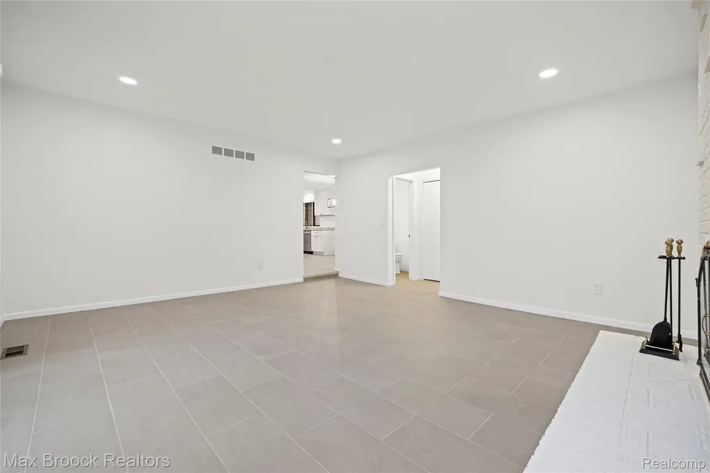 28977 Lake Park Dr. Drive Farmington Hills City MI 48331