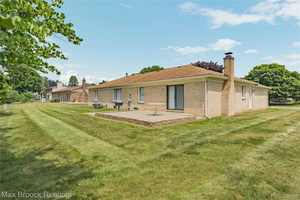 28977 Lake Park Dr. Drive Farmington Hills City MI 48331