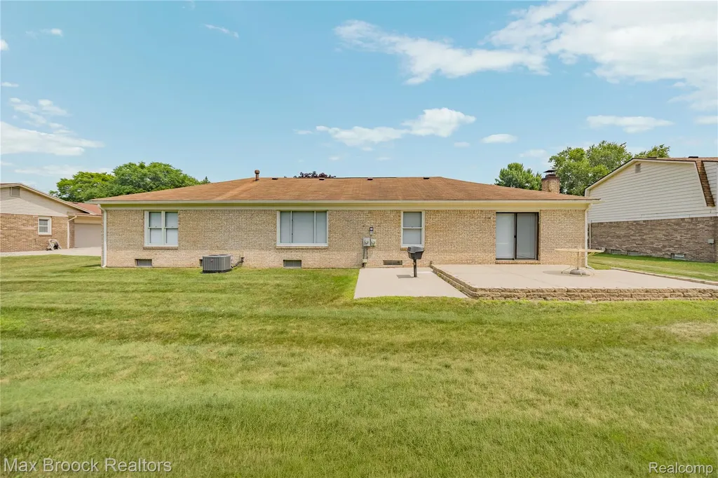 28977 Lake Park Dr. Drive Farmington Hills City MI 48331