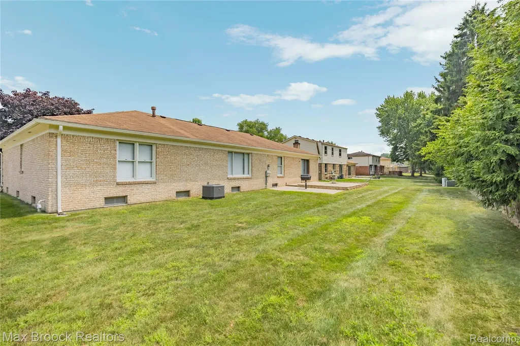 28977 Lake Park Dr. Drive Farmington Hills City MI 48331