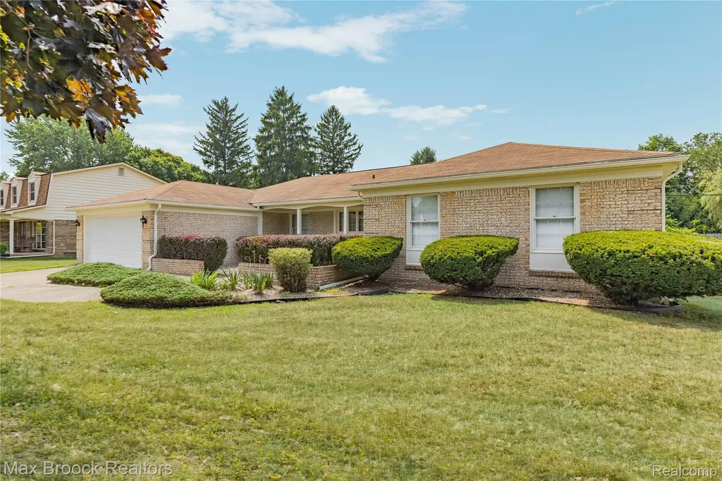 28977 Lake Park Dr. Drive Farmington Hills City MI 48331