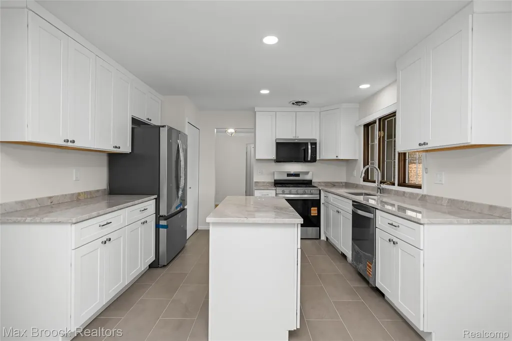 28977 Lake Park Dr. Drive Farmington Hills City MI 48331