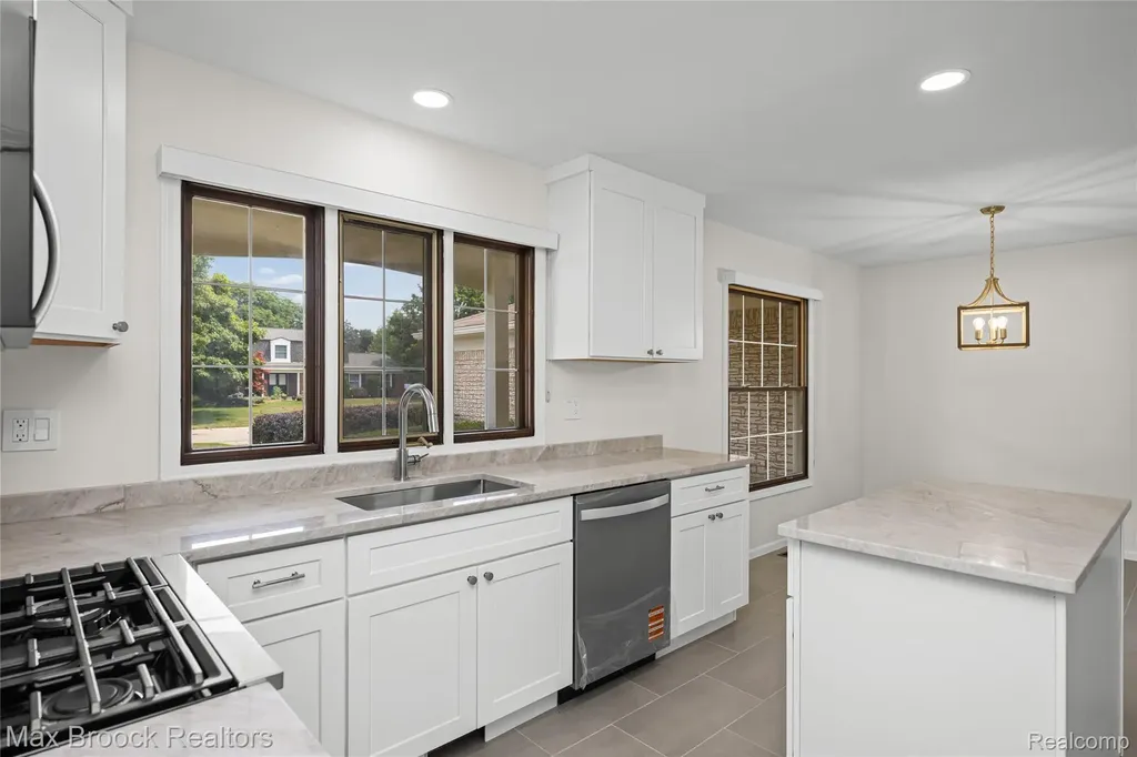 28977 Lake Park Dr. Drive Farmington Hills City MI 48331