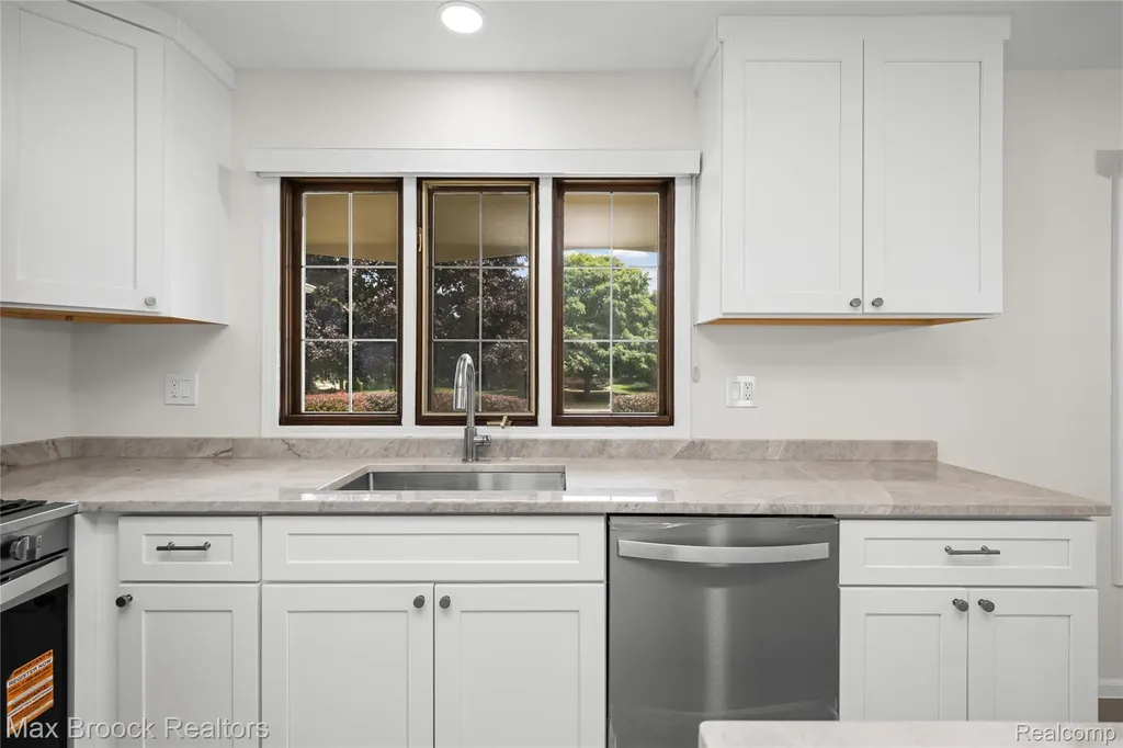 28977 Lake Park Dr. Drive Farmington Hills City MI 48331