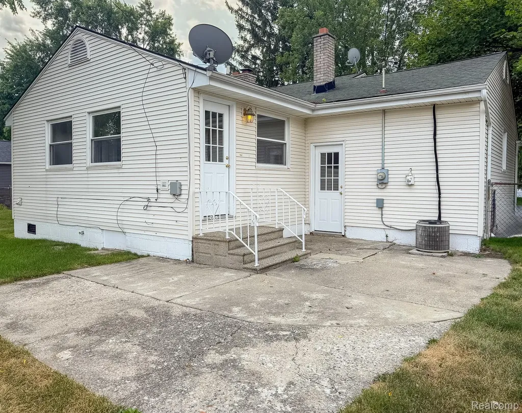 1208 Genella Street Waterford Charter Township MI 48328