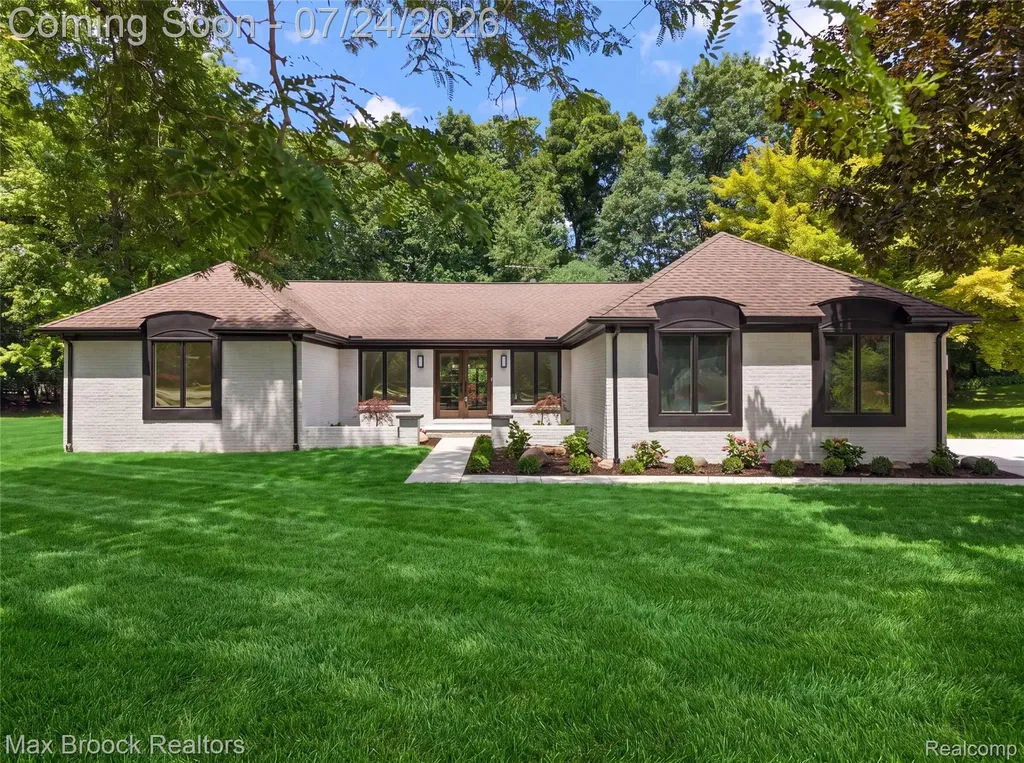 5218 Cherokee Court Troy City MI 48098