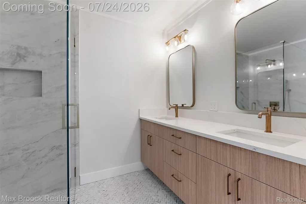 5218 Cherokee Court Troy City MI 48098