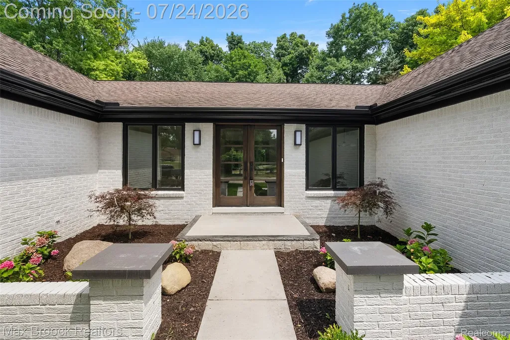 5218 Cherokee Court Troy City MI 48098