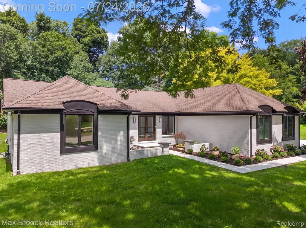 5218 Cherokee Court Troy City MI 48098