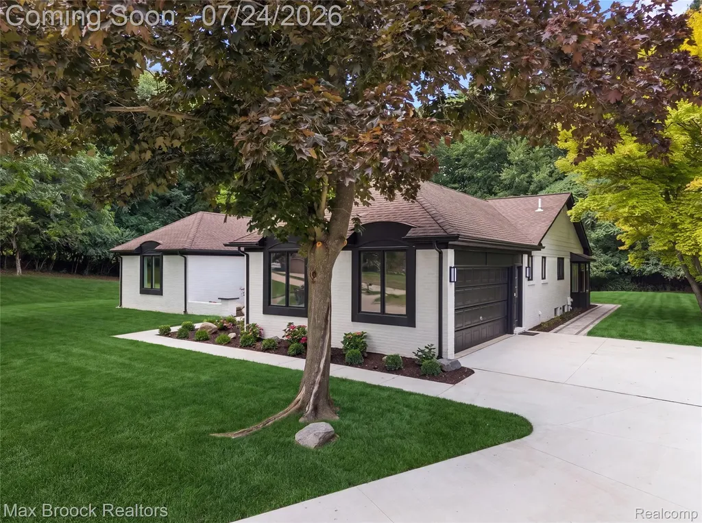 5218 Cherokee Court Troy City MI 48098