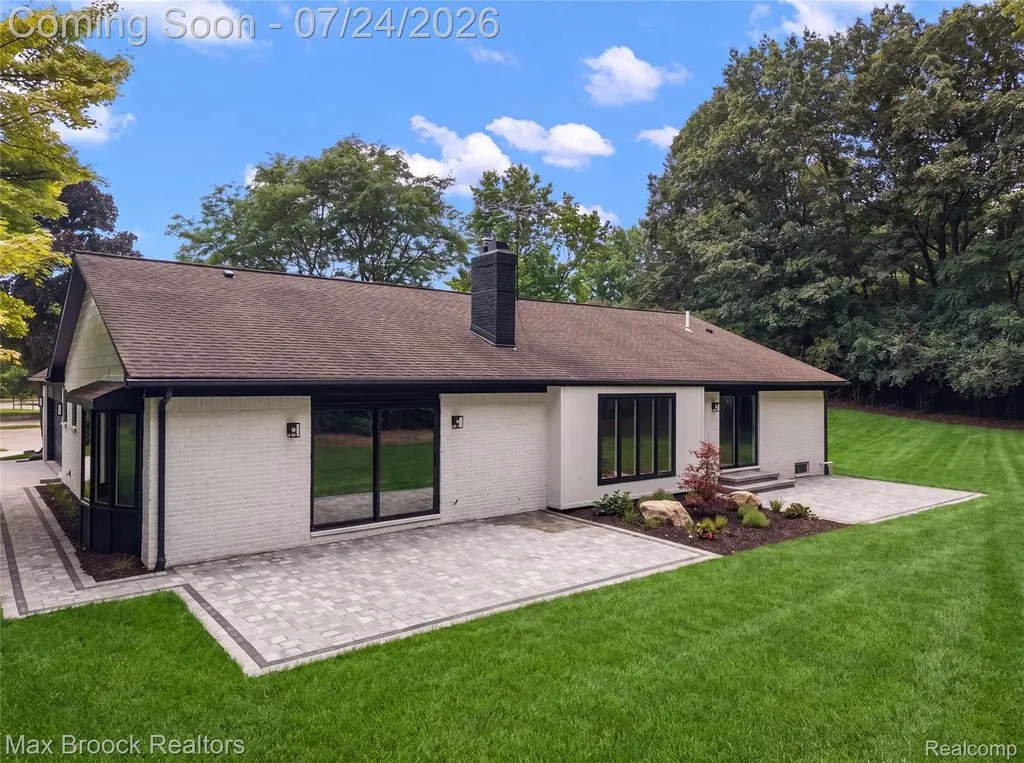 5218 Cherokee Court Troy City MI 48098
