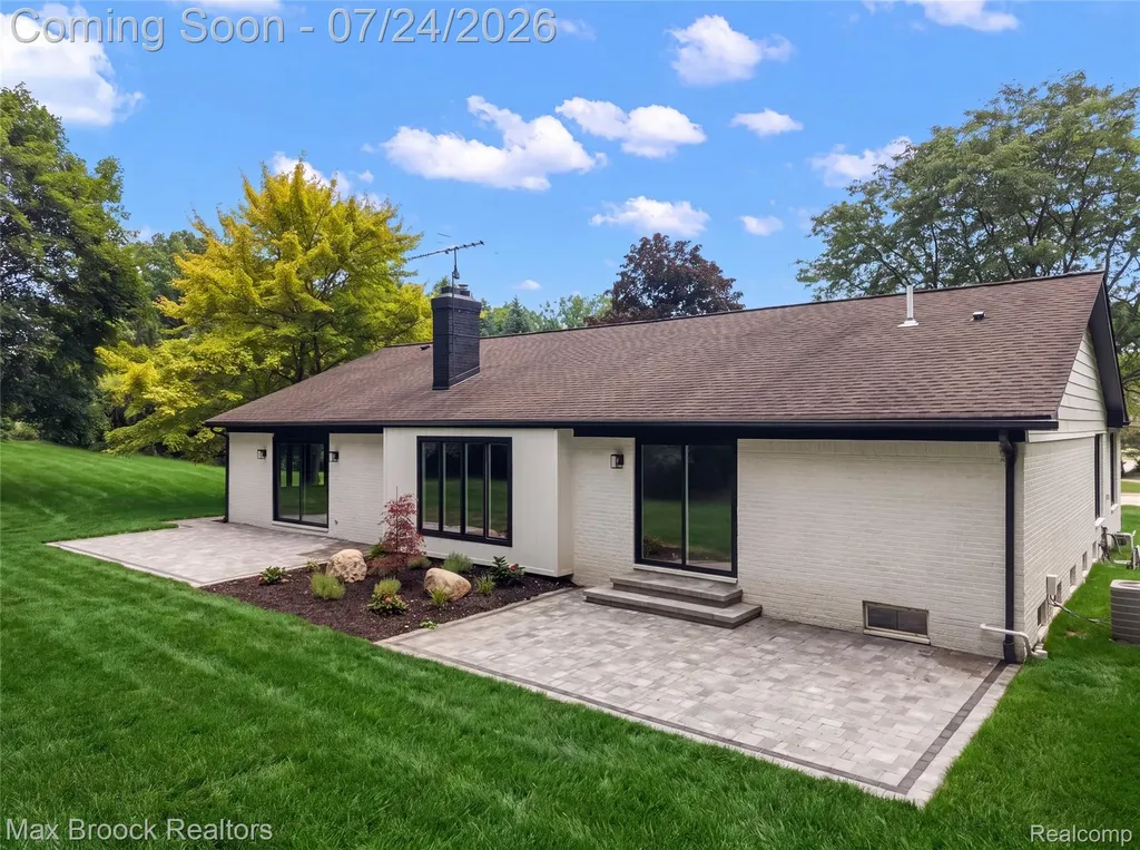 5218 Cherokee Court Troy City MI 48098
