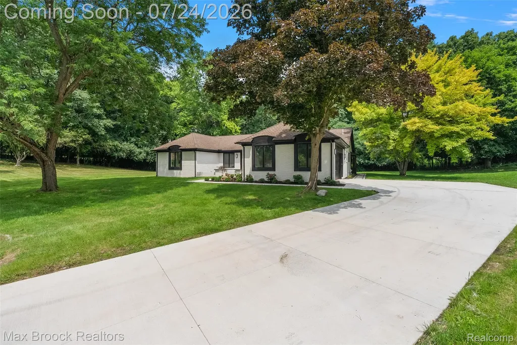 5218 Cherokee Court Troy City MI 48098