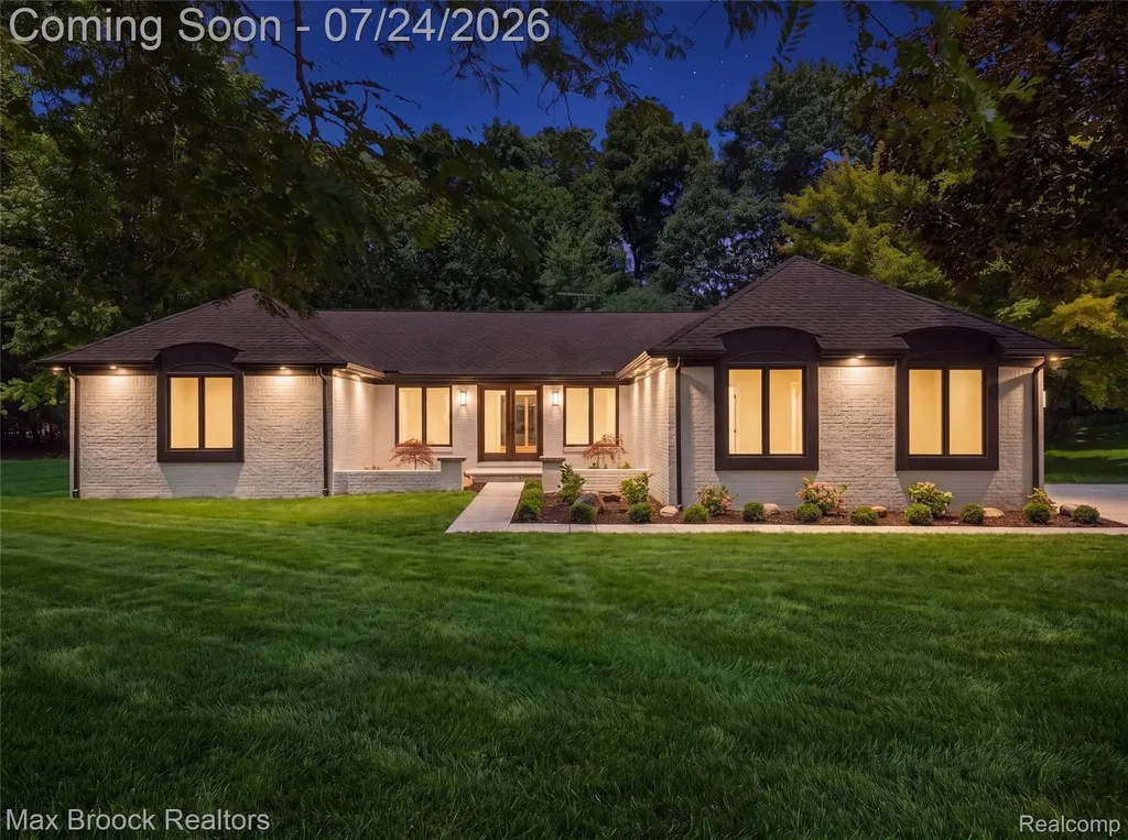 5218 Cherokee Court Troy City MI 48098