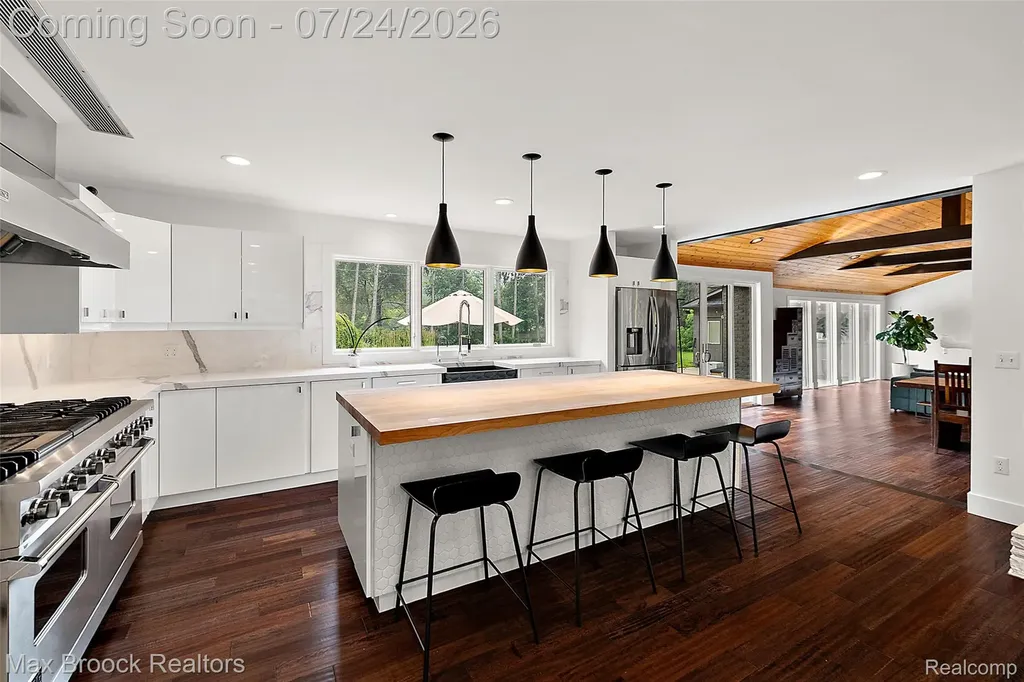5553 Commerce Road West Bloomfield Charter Township MI 48324