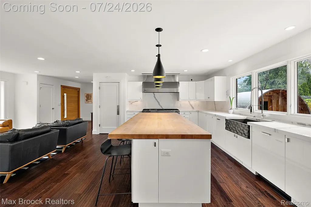 5553 Commerce Road West Bloomfield Charter Township MI 48324