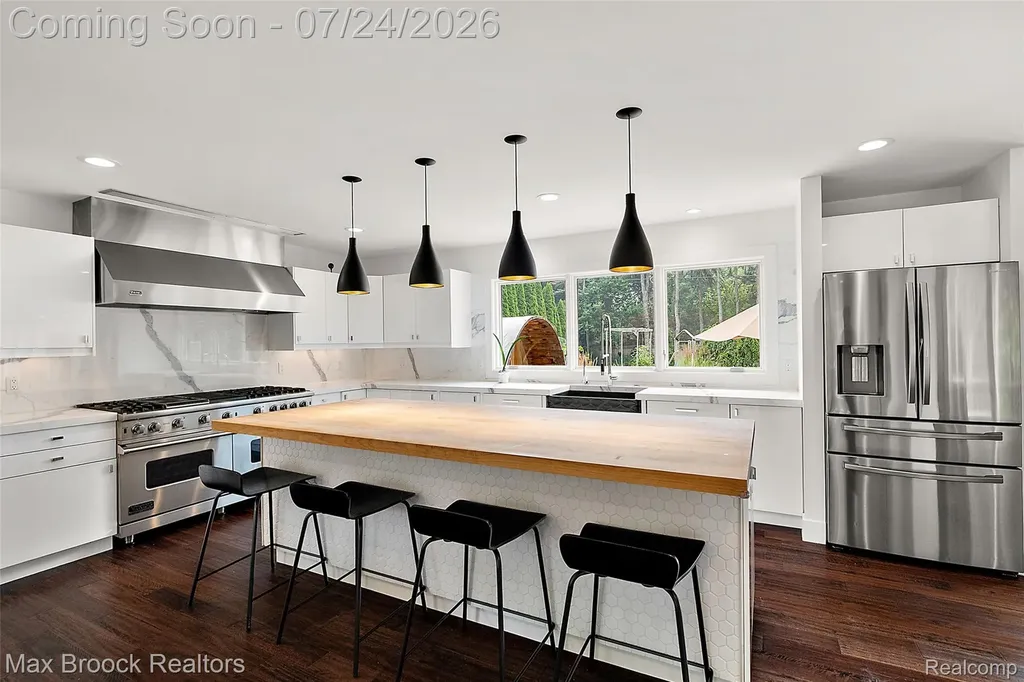 5553 Commerce Road West Bloomfield Charter Township MI 48324