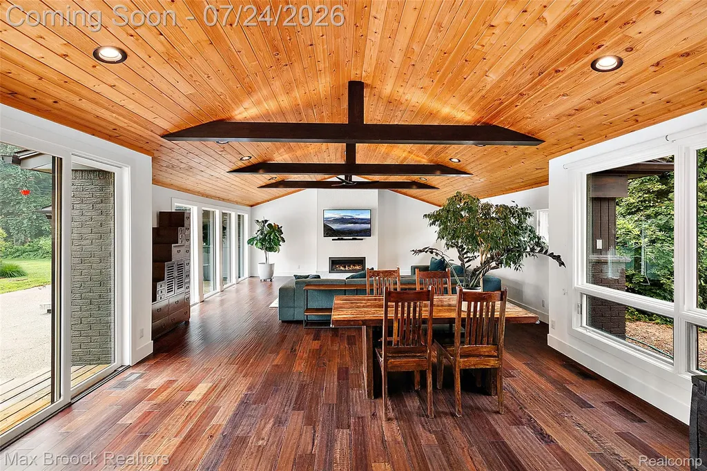 5553 Commerce Road West Bloomfield Charter Township MI 48324
