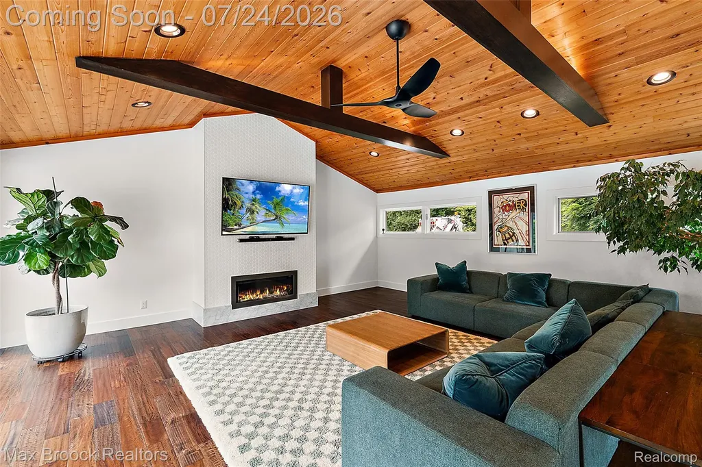 5553 Commerce Road West Bloomfield Charter Township MI 48324