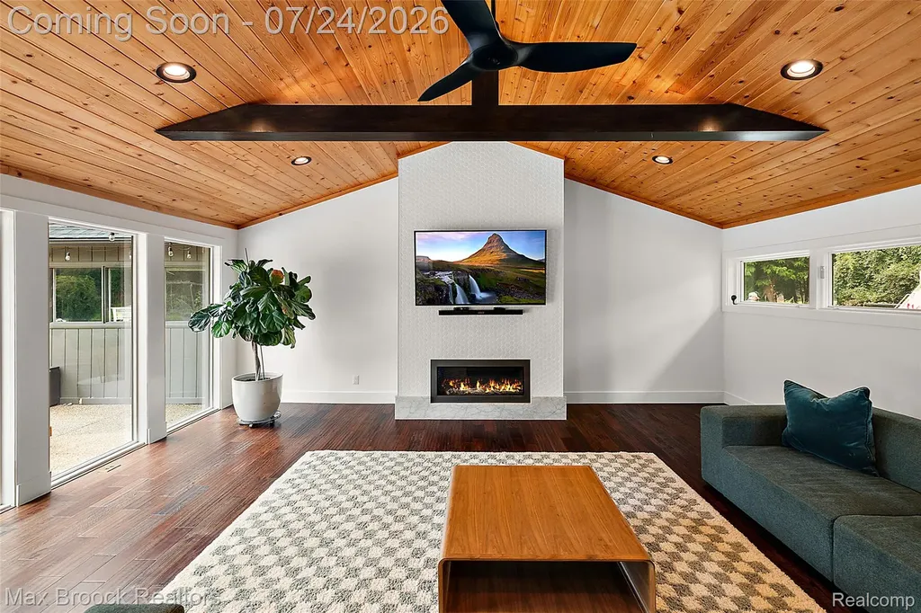 5553 Commerce Road West Bloomfield Charter Township MI 48324