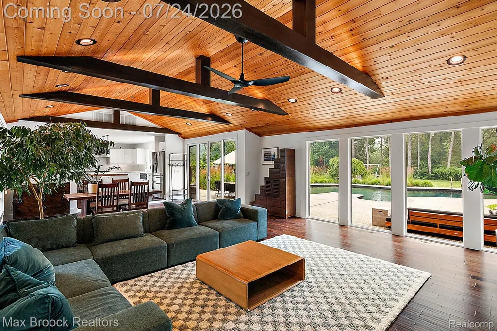 5553 Commerce Road West Bloomfield Charter Township MI 48324