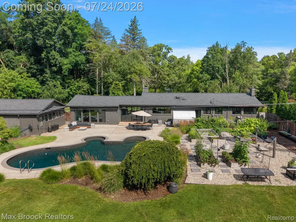 5553 Commerce Road West Bloomfield Charter Township MI 48324